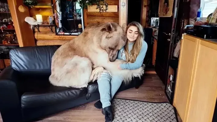 This 21 Year Old Woman Lives Together With a Brown Bear