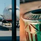 Frau sieht weinenden Mann am Flughafen, nachdem er ein Paket wegwerfen musste