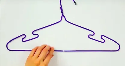 Voici pourquoi vous devez accrocher un cintre dans votre cuisine