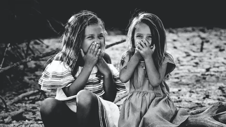 Sorelle gemelle partoriscono lo stesso giorno, il medico è scioccato quando vede i bambini