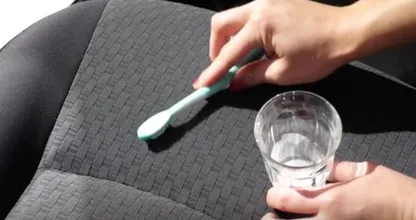 Vlek in de autobekleding? Zo verwijder je ‘m snel en makkelijk