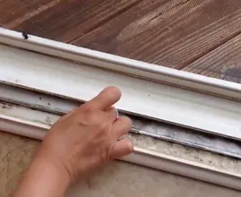 Sind deine Fensterrahmen dreckig und staubig? Mit Backpulver hältst du sie sauber.