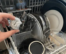 Oto dlaczego powinno się wkładać do zmywarki kulkę folii aluminiowej