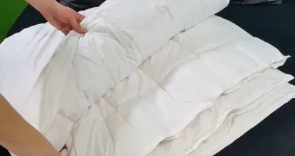 Tijd om je winterdekbed op te bergen? Met deze truc past-ie makkelijk in elke kledingkast
