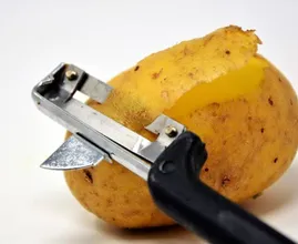 Não gosta daqueles cabelos brancos? Tente este truque com cascas de batata