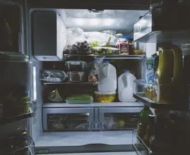 Dit is hoe vaak je je koelkast nu echt schoon moet maken
