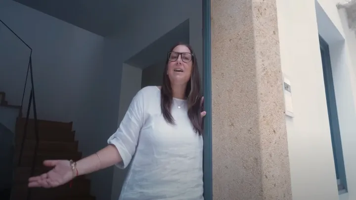 Diese 57-jährige Dame lebt in einem Haus, das nur 1 € wert ist, aber wenn man es von innen sieht, möchte man dort leben!