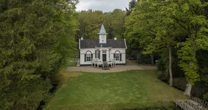 Wonen in een sprookjeshuis? Het kan, want dit kasteeltje met torentje staat nu te koop