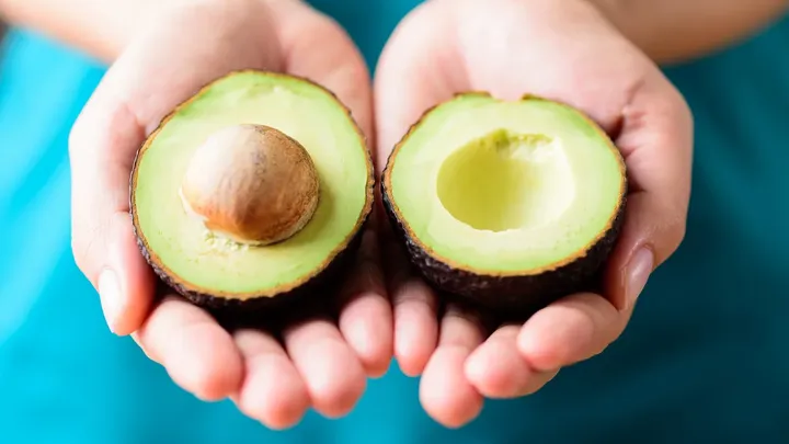 Hoe bewaar jij een halve avocado? Doe dit om hem langer groen te houden