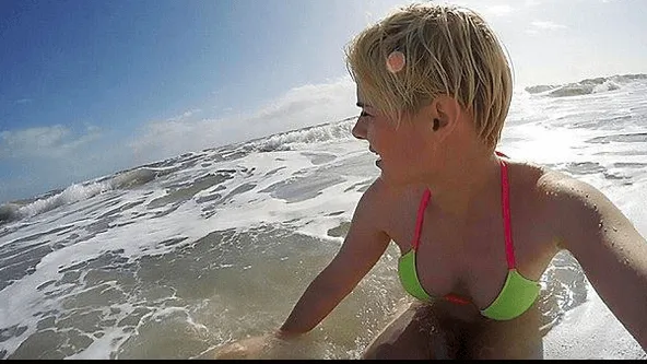 Deze vrouw denkt een lekkere duik in de zee te nemen, maar ze heeft geen idee wat er achter haar te zien is!