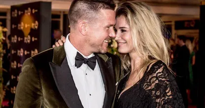 Zien! Johnny's Anouk showt voor het eerst haar groeiende babybuik en het is prachtig