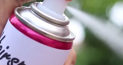 6 praktische Nutzen von Haarspray, die nichts mit deiner Frisur zu tun haben