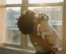 Om déze reden zou je iedere dag met je huisdier moeten knuffelen