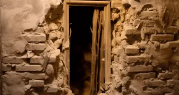 Ein Mann riss eine Wand in seinem Keller ein und fand eine unterirdische Stadt, aber was sich im Inneren der Stadt befand, wird dir eine Gänsehaut bereiten