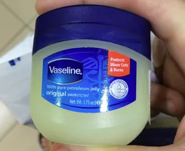 Diese 7 Probleme löst du mit Vaseline viel besser als mit herkömmlichen Mitteln!