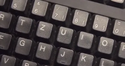 Mit Kontaktlinsenflüssigkeit die Tastatur reinigen. Wer das noch nicht tut, ist selbst schuld