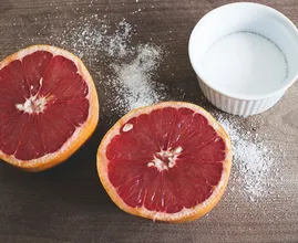 Schone deine Gesundheit: Das Bad lieber mit einer Grapefruit, anstatt Reinigungsmittel putzen