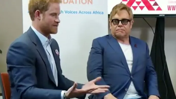 Elton John neemt het op voor prins Harry en Meghan Markle