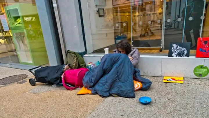 Pareja que ha vivido en una alcantarilla durante 22 años muestra cómo se ve por dentro