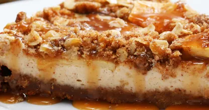 Karamel-Apfelkrümel-Käsekuchen. Das klingt himmlisch - ist es auch!
