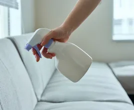 Hoe vaak moet je je bank schoonmaken, en wanneer kun je deze virale azijnmix gebruiken?