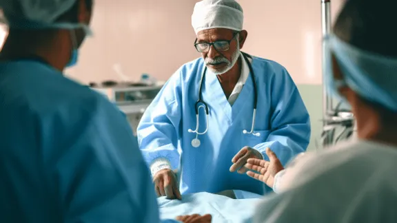Un hombre acude al hospital para hacerse un chequeo y el médico mira su radiografía y le susurra: "Lo siento"
