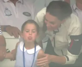 Aan deze persoon stak prinses Charlotte haar tong uit