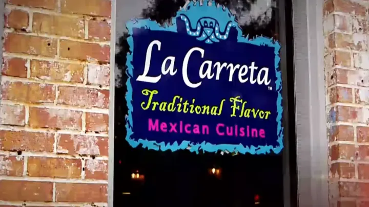 Una madre soltera y sus hijos en un restaurante no se dan cuenta de que hay un hombre sentado detrás de ellas