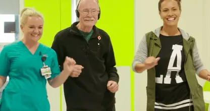 Prachtig om te zien: DEZE dementerende man fleurt helemaal op als hij naar Elvis luistert! Lief!