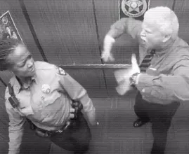 Ups! Ten policjant nie miał pojęcia, że obserwuje go ukryta kamera.