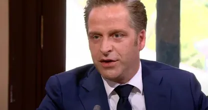 Volgens Hugo de Jonge zijn de meeste coronaregels in september van tafel