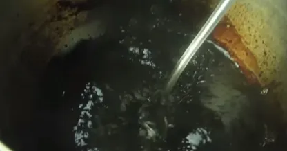 Er lässt den Wasseranteil von diesem bekannten Getränk verdampfen. Was übrig bleibt.. und das trinkst du?