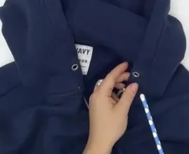 Super nervig, das Band aus der Kapuze vom Pulli ist herausgegangen.. Mit diesem Trick bekommst du es direkt wieder hinein!