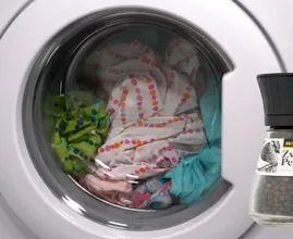 Aus diesem Grund solltest du schwarzen Pfeffer in die Waschmaschine geben
