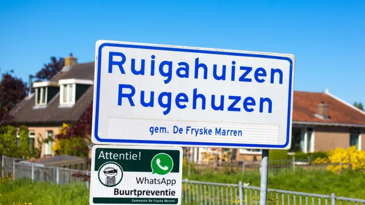 Waarom sommige plaatsen een wit plaatsnaambord hebben