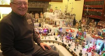Moet je dit eens zien... Gilbert (69) bouwt een gigantisch kerstdorp in zijn woonkamer!