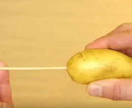 Sie sticht mit einem Schaschlikspieß in eine Kartoffel und DAS hier passiert dann damit! GENIAL und soo lecker!!