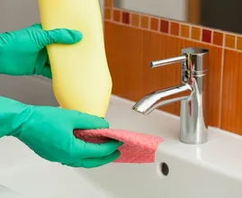 6 x handy cleaning tips for the bathroom