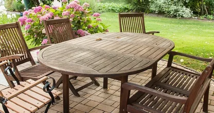 Met dit stappenplan zien je houten tuinmeubelen er weer uit als nieuw