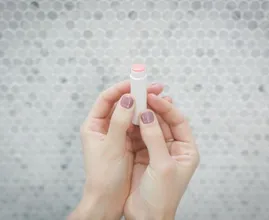 Hast du dir schon mal Lippenbalsam in die Haare geschmiert? Aus diesem Grund solltest du das mal ausprobieren