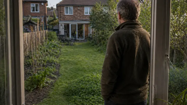 Mężczyzna wykopuje naszyjnik w swoim ogrodzie - reakcja jubilera wprawia go w osłupienie