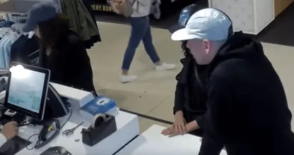 BELANGRIJK: politie heeft jouw hulp nodig! WIE zit er achter deze aanranding en overval en wie herkent deze daders? Delen svp!