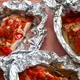 In Aluminiumfolie gegarter Lachs mit Kräutern, Tomaten und Zwiebeln! So hast du Lachs bestimmt noch nicht probiert!
