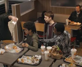Niño es intimidado en Burger King y así reaccionan otros clientes