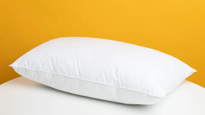 Find out: this is how you make yellow pillows white again