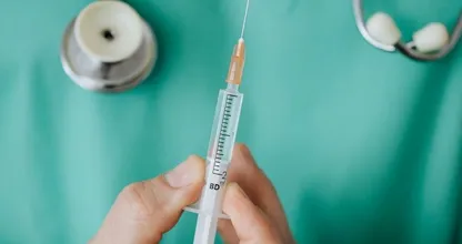Vaccinatiedirecteur durft niet te zeggen of iedereen eind dit jaar ingeënt is