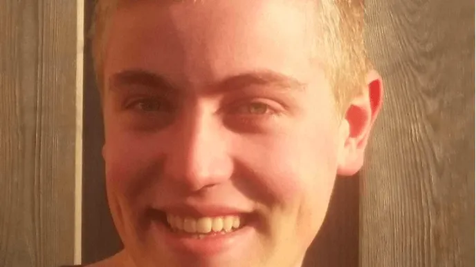 Deze student werd weggepest door zijn huisgenoten en de reden is schandalig. Wij hebben er geen woorden voor.