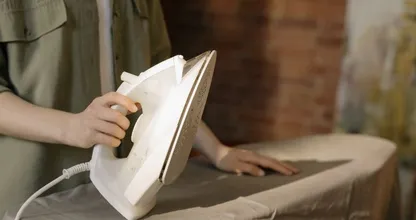 Aha! Zo verwijder je een schroeiplek uit je kleding