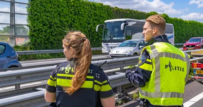 Oeps: vrouw rijdt met elektrische rolstoel over de vluchtstrook