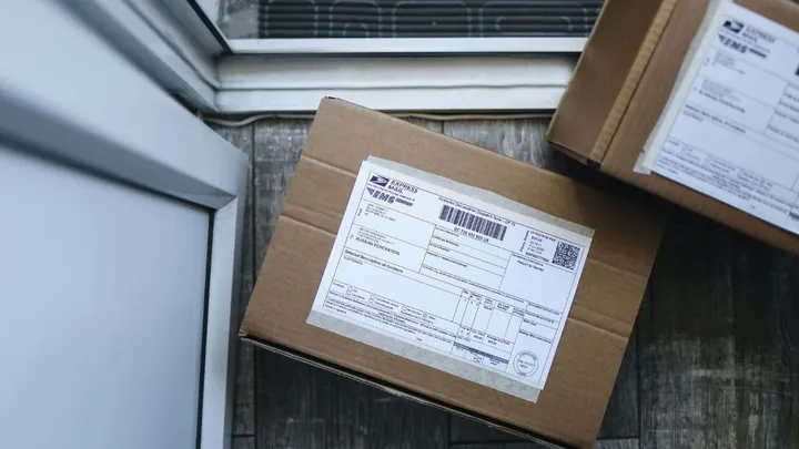 Mag postbezorger pakketje in hal appartementencomplex zetten?